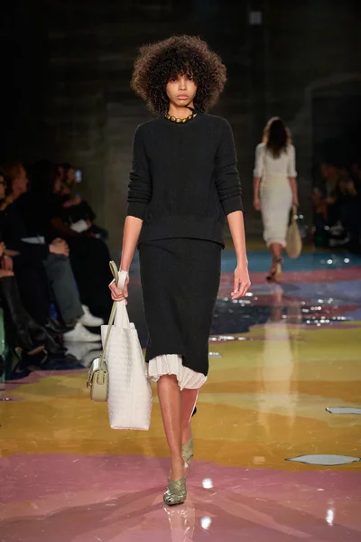Look 16